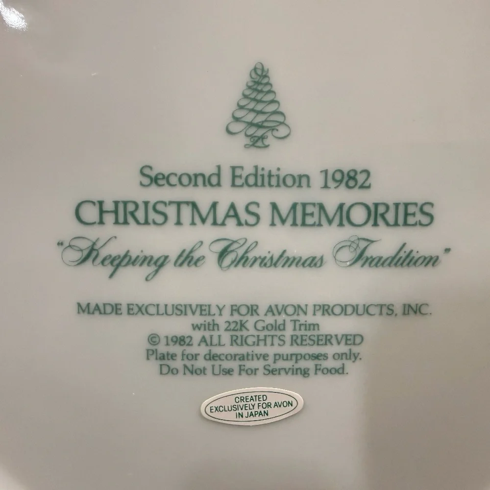 1982 AVON “Keeping the Christmas Tradition” Collector Plate w/22K Gold Trim